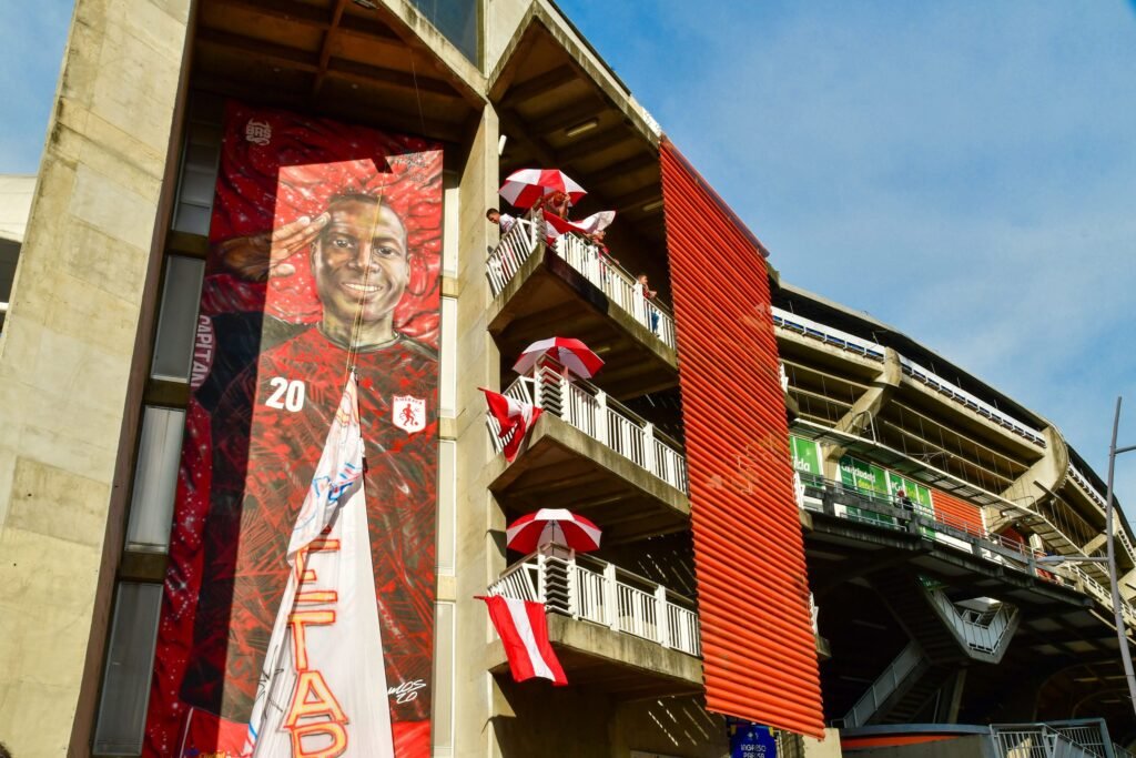 Adrián ramos viste la camiseta número 20 en el América de Cali
