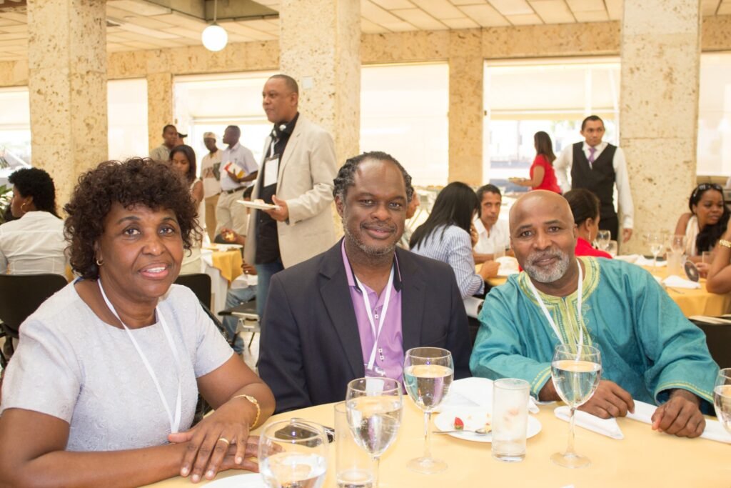 Benedita da Silva acompañada por el cirujano plástico William Murillo y Silvio H. Passos durante una cumbre afro en Cali