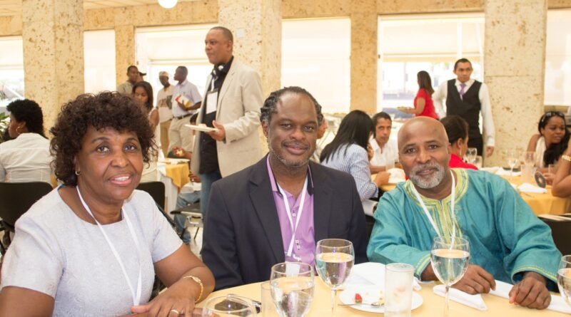 Benedita da Silva acompañada por el cirujano plástico William Murillo y Silvio H. Passos durante una cumbre afro en Cali