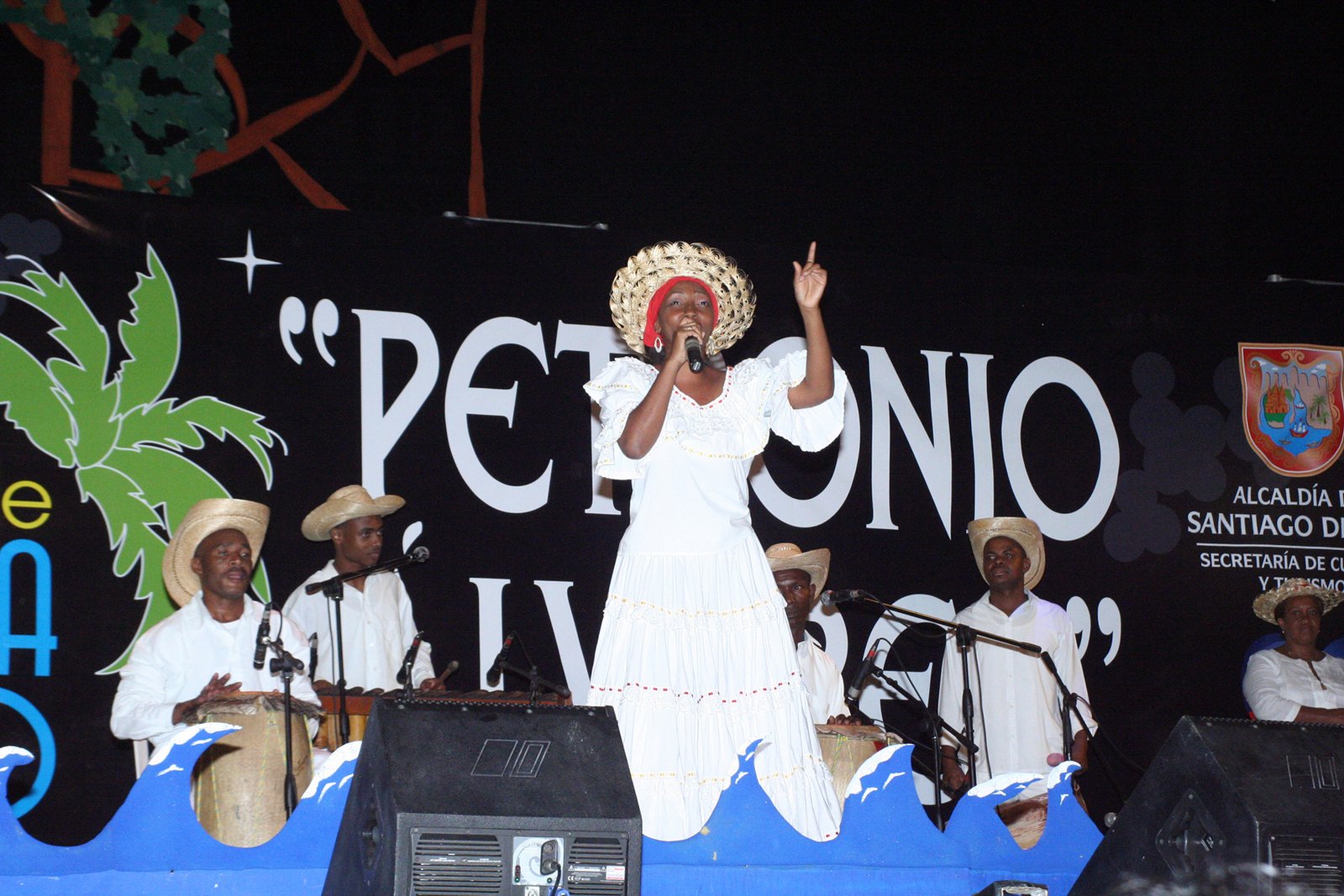 Cantora del Pacífico acompañada por músicos durante una presentación del Festival Petronio Álvarez