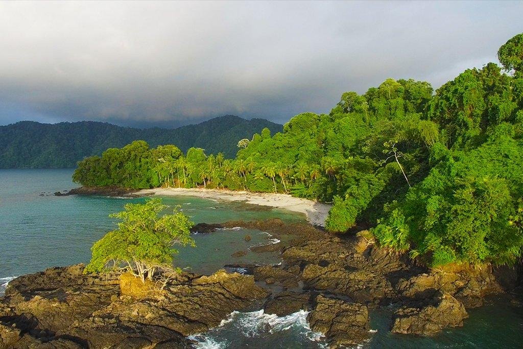 Embarcaciones sobre un río del Chocó