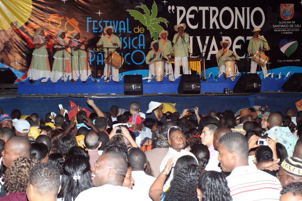 Agrupación musical del Pacífico durante una presentación del Festival Petronio Álvarez ante el público en Cali