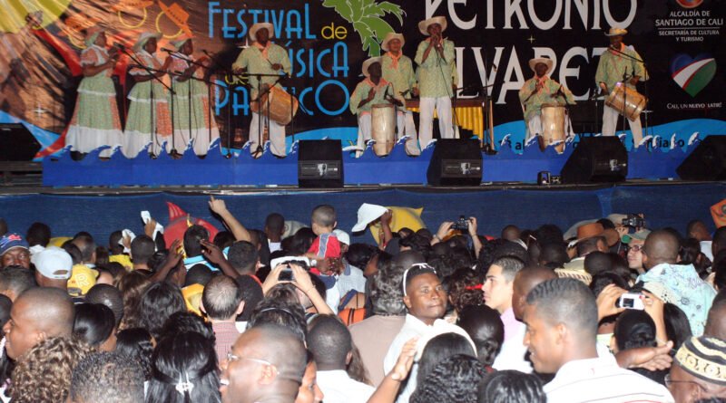 Agrupación musical del Pacífico durante una presentación del Festival Petronio Álvarez ante el público en Cali