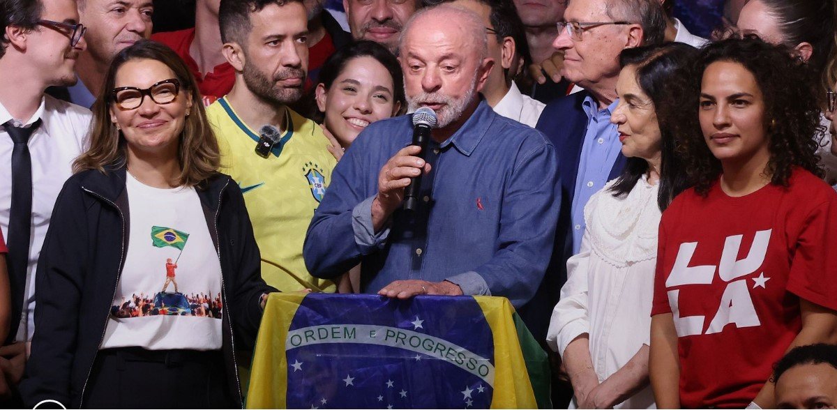 Lula da Silva habla ante simpatizantes tras las elecciones en Brasil